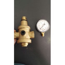 Reductor de presión regulable con manómetro